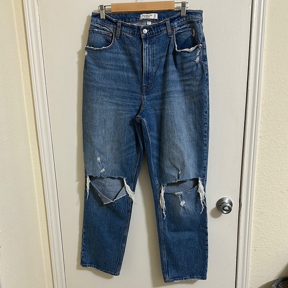 EUC Abercrombie and Fitch Curve Love 90s Straight Ultra High Rise Jeans Ripped - Picture 1 of 4